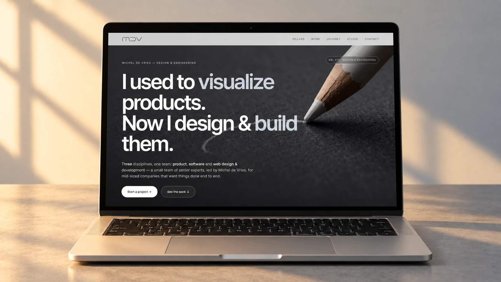 Michel-de-Vries-Website mit der Kreidestift-Animation auf einem MacBook in warmem Sonnenlicht mit Fensterschatten